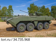 Боевая машина пехоты К-17 проекта "Бумеранг" солнечным летним днем. Вид сбоку. Алабино, Россия (2020 год). Редакционное фото, фотограф Виктор Карасев / Фотобанк Лори
