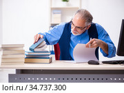 Old male author writing books. Стоковое фото, фотограф Elnur / Фотобанк Лори