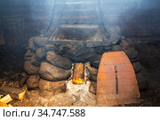 Каменный очаг (каменка) в варнице. Музей средневекового рушанина. Старая Русса, Новгородская область (2020 год). Редакционное фото, фотограф Александр Щепин / Фотобанк Лори