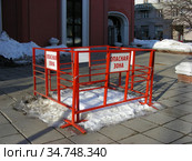 Огороженное опасное место на дороге. Большой Толмачёвский переул. Район Якиманка. Город Москва (2010 год). Редакционное фото, фотограф lana1501 / Фотобанк Лори