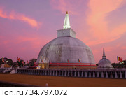 Древняя дагоба Ruwanweli Maha Сея на фоне красочного заката. Анурадхапура, Шри-Ланка (2020 год). Стоковое фото, фотограф Виктор Карасев / Фотобанк Лори
