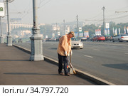 Работники коммунальной службы на Большом Каменном мосту. Город Москва (2010 год). Редакционное фото, фотограф lana1501 / Фотобанк Лори