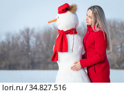 Девушка со снеговиком. Стоковое фото, фотограф 1Andrey Милкин / Фотобанк Лори
