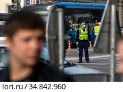 Сотрудник Центра организации дорожного движения (ЦОДД) города Москвы регулирует перекресток на Тверской улице во время ремонтных работ на дороге и ограничения движения, Россия (2020 год). Редакционное фото, фотограф Николай Винокуров / Фотобанк Лори