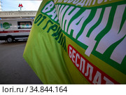 Мобильный пункт бесплатной вакцинации от гриппа в специальном автомобиле скорой помощи у входа в метро Речной вокзал в городе Москве, Россия (2020 год). Редакционное фото, фотограф Николай Винокуров / Фотобанк Лори