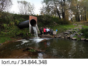 Группа друзей у рукотворного водопада. Речка Березовка (2020 год). Редакционное фото, фотограф Анатолий Матвейчук / Фотобанк Лори