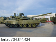 MOSCOW REGION, RUSSIA - AUGUST 25, 2020: Soviet main tank T-80U-E1. Side view. Exhibit of the thematic exhibition of the international military forum "Army-2020" Редакционное фото, фотограф Виктор Карасев / Фотобанк Лори