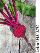 Fresh beetroot with leaves on a wooden board. Healthy food. Beetroots. Organic beet, beetroot on grey rustic background. Green living concept. Стоковое фото, фотограф Nataliia Zhekova / Фотобанк Лори