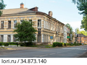 Здание гимназии № 2, бывшего реального училища, со стороны набережной Матвеева. Старая Русса, Новгородская область (2018 год). Редакционное фото, фотограф Александр Щепин / Фотобанк Лори