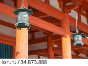 Hanging copper lanterns on the background of vermilion columns. Heian-jingu Shrine. Kyoto. Japan (2007 год). Стоковое фото, фотограф Сергей Пристяжнюк (Serg Zastavkin) / Фотобанк Лори