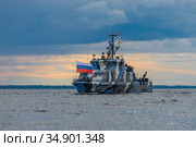 Россия. Санкт-Петербург. Военный корабль в акватории Финского залива  Противодиверсионный катер "Нахимовец" бортовой номер 689 (2020 год). Редакционное фото, фотограф Литвяк Игорь / Фотобанк Лори
