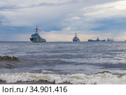 Россия. Санкт-Петербург. Армада военных кораблей в акватории Финского залива на параде в честь дня ВМФ (2020 год). Редакционное фото, фотограф Литвяк Игорь / Фотобанк Лори