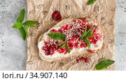Making sandwich with white bread, ricotta cheese, raspberry jam, amaranth puffed pops and fresh mint. Healthy lifestyle food concept. Stop motion animation, top view. Стоковое видео, видеограф Nataliia Zhekova / Фотобанк Лори