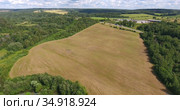 Aerial view at landscape with federal highway in the middle part of Russia. Green forests with agricultural fields. Стоковое видео, видеограф Кекяляйнен Андрей / Фотобанк Лори