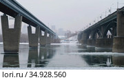 Video of the frozen Ob River with road and subway bridges in winter in Novosibirsk. Стоковое видео, видеограф Сергей Пристяжнюк (Serg Zastavkin) / Фотобанк Лори