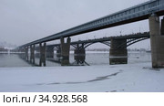 Video of the frozen Ob River with road and subway bridges in winter in Novosibirsk. Стоковое видео, видеограф Сергей Пристяжнюк (Serg Zastavkin) / Фотобанк Лори