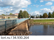 Живой мост через Полисть. Старая Русса, Новгородская область (2020 год). Редакционное фото, фотограф Александр Щепин / Фотобанк Лори