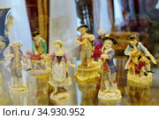 Муромская художественная галерея. Витрина со старинными фарфоровыми статуэтками. Город Муром, Владимирская область, Россия (2018 год). Редакционное фото, фотограф Елена Коромыслова / Фотобанк Лори