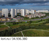 Москва, Митино, улица Барышиха и Митинский ландшафтный парк, вид сверху (2020 год). Редакционное фото, фотограф glokaya_kuzdra / Фотобанк Лори