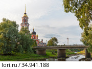 Соборный мост через Порусью. Воскресенский собор. Старая Русса, Новгородская область (2020 год). Редакционное фото, фотограф Александр Щепин / Фотобанк Лори