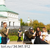 Стрижка топором. Празднование Дня города на Спасском холме. Город Владимир (2019 год). Редакционное фото, фотограф Макаров Алексей / Фотобанк Лори