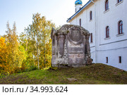 Каменная часовня-склеп над могилой А.Ф. Половцевой (урождённой Татищевой). Иоанно-Богословский Череменецкий мужской монастырь. Череменец. Лужский район, Ленинградская область (2020 год). Стоковое фото, фотограф Сергей Афанасьев / Фотобанк Лори
