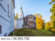 Каменная часовня-склеп над могилой А.Ф.Половцевой (урождённой Татищевой). Иоанно-Богословский Череменецкий мужской монастырь. Череменец. Лужский район, Ленинградская область (2020 год). Стоковое фото, фотограф Сергей Афанасьев / Фотобанк Лори