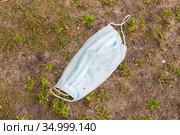 Примета времени - утерянная  медицинская маска. Стоковое фото, фотограф Александр Щепин / Фотобанк Лори