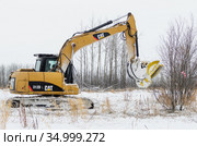 Расчистка земельных участков от кустарника. Кусторез Promac 36 BT RSMDC на базе CAT312 DL в работе. Clearing of land plots from bushes. Promac 36 BT RSMDC brush cutter mount on CAT312 DL at work. Стоковое фото, фотограф Евгений Романов / Фотобанк Лори
