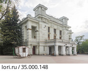 Крым. Евпатория.Здания Евпаторийского театра имени Пушкина (2020 год). Редакционное фото, фотограф Литвяк Игорь / Фотобанк Лори
