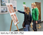 Посетители на выставке детских рисунков в период эпидемии коронавируса COVID-19. Калининград (2020 год). Редакционное фото, фотограф Ирина Борсученко / Фотобанк Лори