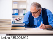 Old male author writing books. Стоковое фото, фотограф Elnur / Фотобанк Лори