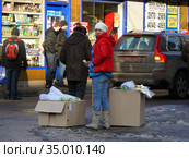 Торговля цветам с лотка к празднику 8 марта. Улица Большая Ордынка. Район Якиманка. Город Москва (2010 год). Редакционное фото, фотограф lana1501 / Фотобанк Лори
