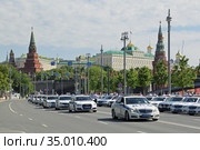 Полицейские автомашины на Пречистенской набережной в центре Москвы во время парада в честь 75-летия Победы в Великой Отечественной войне (2020 год). Редакционное фото, фотограф Игорь Долгов / Фотобанк Лори
