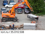 Tyumen, Russia, June 12, 2020: Replacing old rusty water pipes with new ones. Редакционное фото, фотограф Землянникова Вероника / Фотобанк Лори