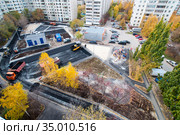 Tyumen, Russia, September 20, 2020: Laying of pavement in the courtyard of residential buildings. Редакционное фото, фотограф Землянникова Вероника / Фотобанк Лори