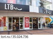 The LTB shop is in center of city. LTB Jeans is a brand of denim jeans headquartered in Istanbul. The brand is owned by the Cak Group of Companie. Alanya, Turkey (2020 год). Редакционное фото, фотограф Кекяляйнен Андрей / Фотобанк Лори