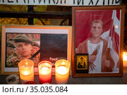 Портрет Романа Бондаренко, погибшего в Минске сторонника белорусской оппозиции, у стен посольства Республики Беларусь в городе Москве, Россия (2020 год). Редакционное фото, фотограф Николай Винокуров / Фотобанк Лори