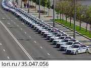 Полицейские автомашины на Пречистенской набережной в центре Москвы во время парада в честь 75-летия Победы в Великой Отечественной войне (2020 год). Редакционное фото, фотограф Игорь Долгов / Фотобанк Лори