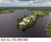 Антониево-Сийский монастырь. Русский монастырь на полуострове посреди озера. Красивый пейзаж с храмами. Россия, Архангельская область (2020 год). Стоковое фото, фотограф Яковлев Сергей / Фотобанк Лори