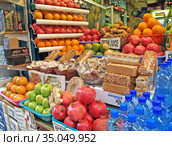 Продажа фруктов и восточных сладостей на рынке. Иерусалим, Израиль (2012 год). Редакционное фото, фотограф Ирина Борсученко / Фотобанк Лори