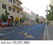 Вид улицы  в старом районе Тель-Авива. Израиль (2012 год). Редакционное фото, фотограф Ирина Борсученко / Фотобанк Лори
