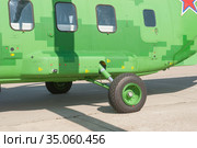 Транспортировка нового российского военного транспортного вертолёта Миль Ми-38Т в цифровом камуфляже на Международном авиасалоне МАКС-2019, Жуковский, Россия, вид на колесо шасси. Редакционное фото, фотограф Малышев Андрей / Фотобанк Лори