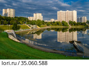 Москва, Чертаново Северное, Малый Чертановский пруд ранним утром (2020 год). Стоковое фото, фотограф glokaya_kuzdra / Фотобанк Лори
