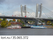 Прогулочные теплоходы под мостом Бетанкура октябрьским облачным днем. Санкт-Петербург (2019 год). Редакционное фото, фотограф Виктор Карасев / Фотобанк Лори