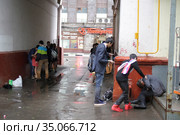 Москва, выпускники в подворотне (2015 год). Редакционное фото, фотограф Дмитрий Неумоин / Фотобанк Лори