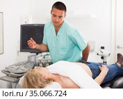 Man sonographer examining female patient. Стоковое фото, фотограф Яков Филимонов / Фотобанк Лори