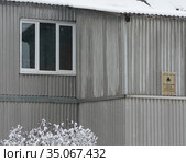 Таруса, улица Ф. Энгельса (после переименования Ивановская), дом 6. Фрагмент здания Тарусского филиала Института общей физики РАН с вывеской (2020 год). Редакционное фото, фотограф Наталья Николаева / Фотобанк Лори