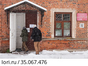 Таруса, улица Ф. Энгельса (после переименования в 2020  - Ивановская), дом 4. Посетители входят в здание Тарусского краеведческого музея (Музейно-краеведческий центр "Дом Позняковых") Редакционное фото, фотограф Наталья Николаева / Фотобанк Лори