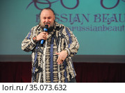 Российский певец заслуженный артист России Александр Савин на сцене (2018 год). Редакционное фото, фотограф Малышев Андрей / Фотобанк Лори